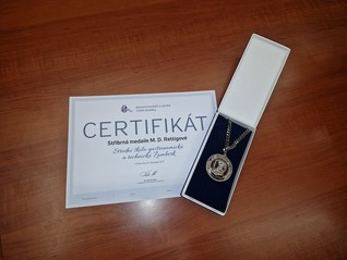 Stříbrná medaile Magdalény Dobromily Rettigové pro naši školu (1).jpg